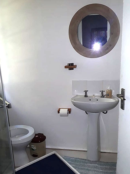 09 1st ensuite bathroom WEB