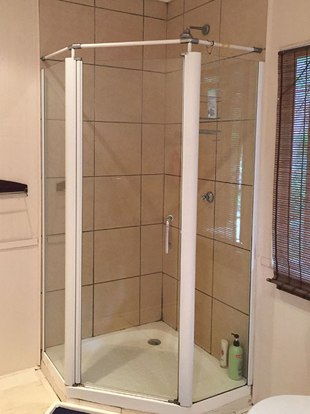 09 Shower in bathroom WEB